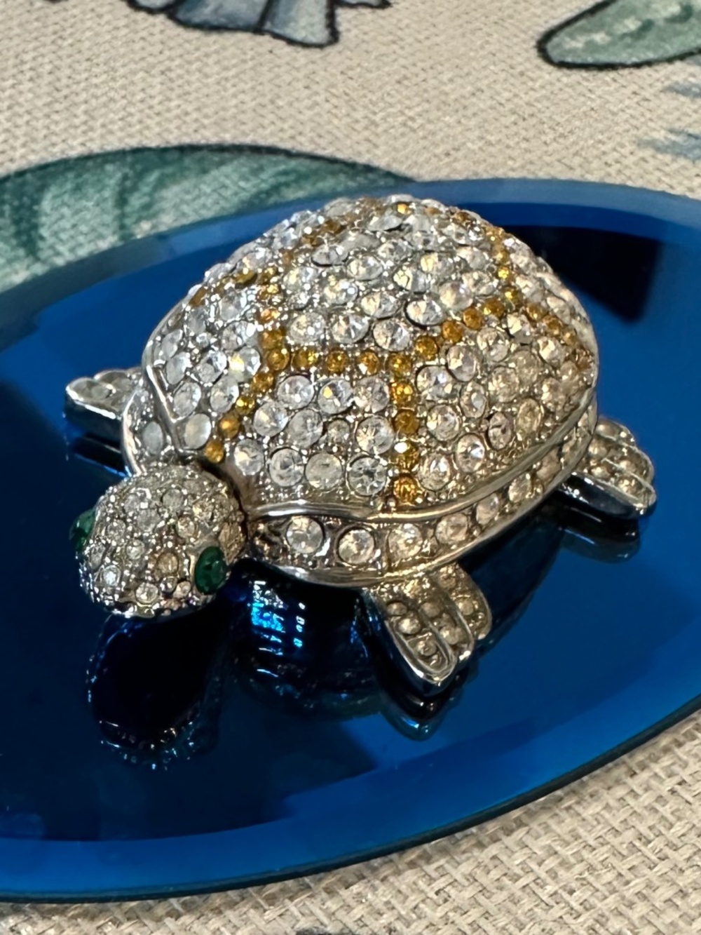 Hinged turtle decoration